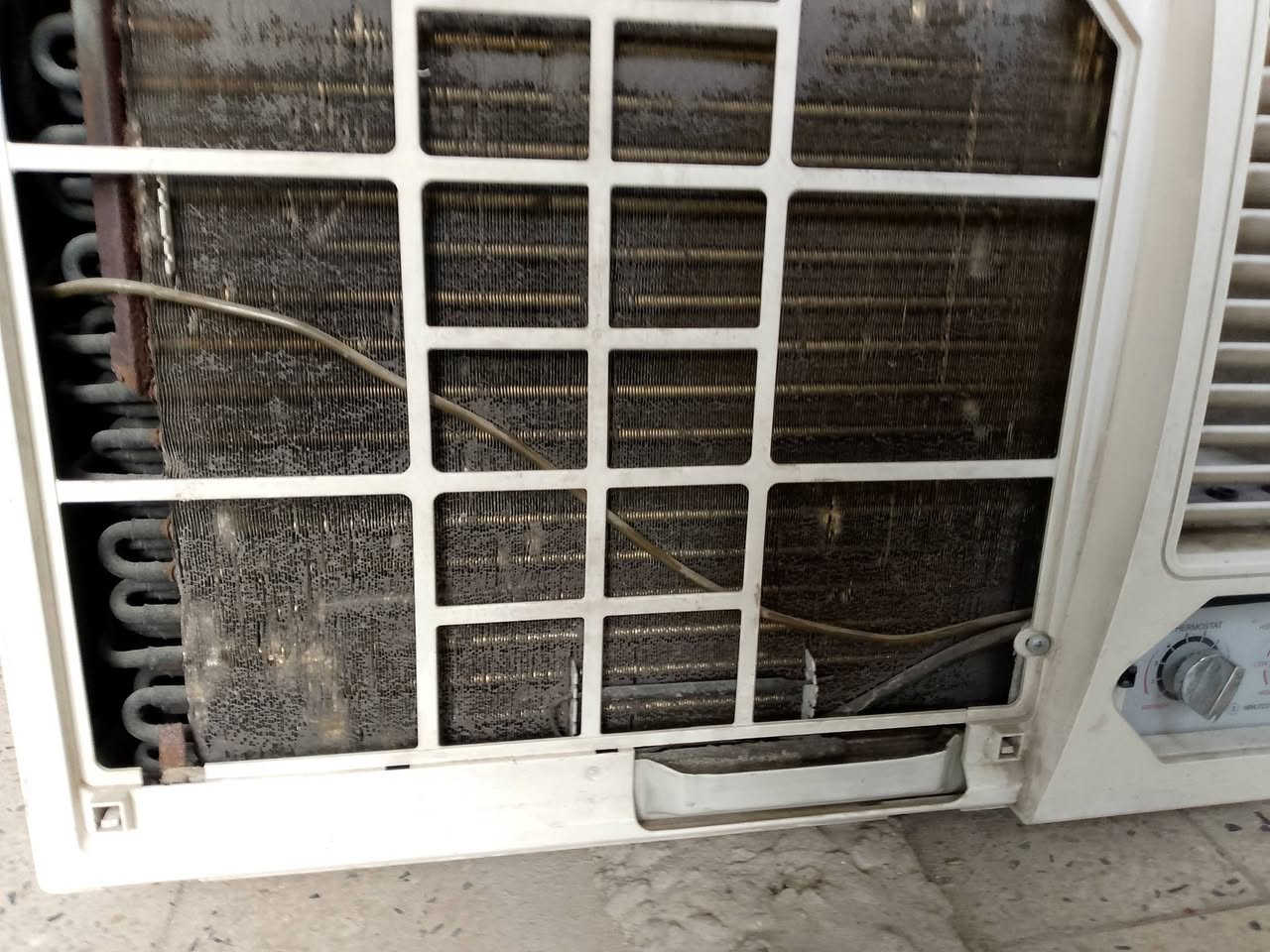 مكيف للبيع 2طن نضيف ابشرط الشغل تبريدثلج وتدفه شغال عنوان بغدادالزعفرانيه الاتصال ***********لسعر170
