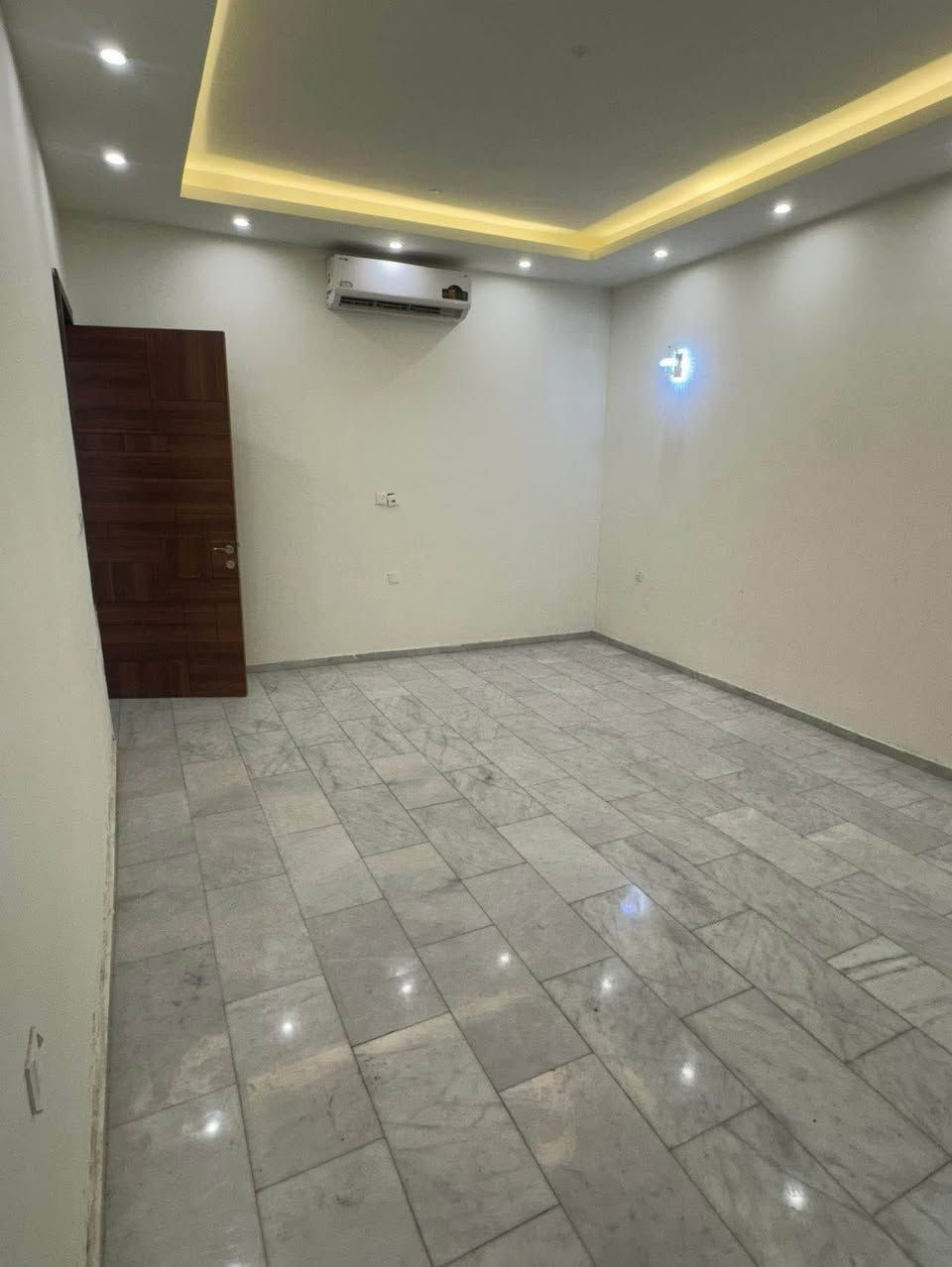 السلام عليكم توجد شقه للإيجار  مجهزه مطبخ امريكي وسبالت فول تحتوي على غرفتين نوم  مع غرفه ماستر وصاله وهول  وخدمات العنوان المنصور / حي المتنبي   للاستفسار  أكثر
*********** بغداد, العراق
