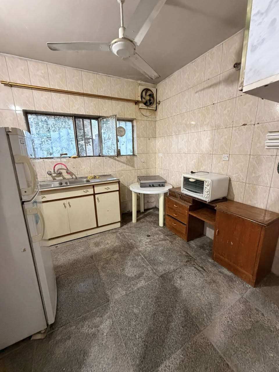 للايجار في السيدية لدى مكتب الاعتماد الهندسي للعقار
————————————————-
#للايجار بيت مساحة 450م يحتوي على 

غرفتين نوم 

صالة ومطبخ

خدمات 

وحديقة وكراج 

يصلح سكن .اومخزن
——————————————-
للاستفسار:***********
