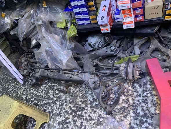 سلام عليكم 
اخوان محل تفصيخ كوري وامريكي جديد ومستخدم كامل للبيع العنوان بغداد كم ساره الاتصال على الرقم غير متواجد فيس 
***********
