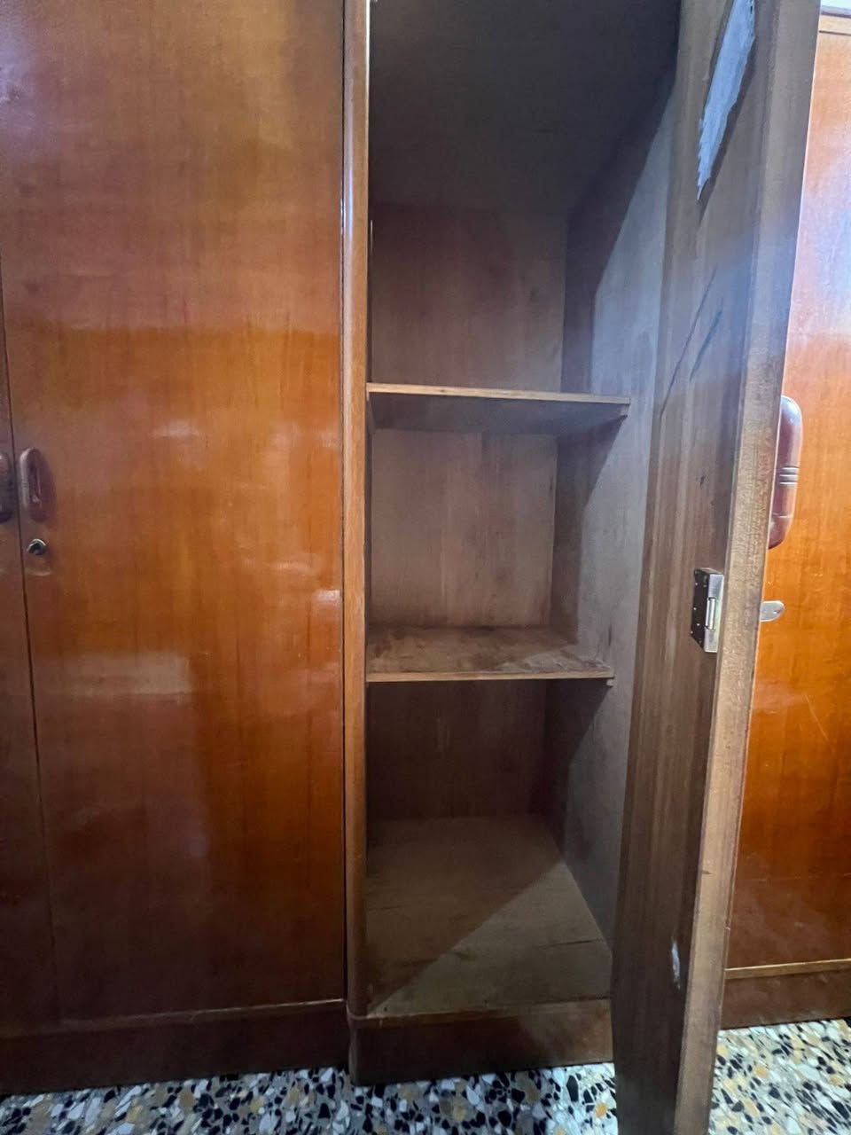 كنتور للبيع نجارة نضيف مابي اي ضرر لسعر 300 وبي مجال رقم الهاتف  *********** لعنوان حلة قرب جامعة بابل
