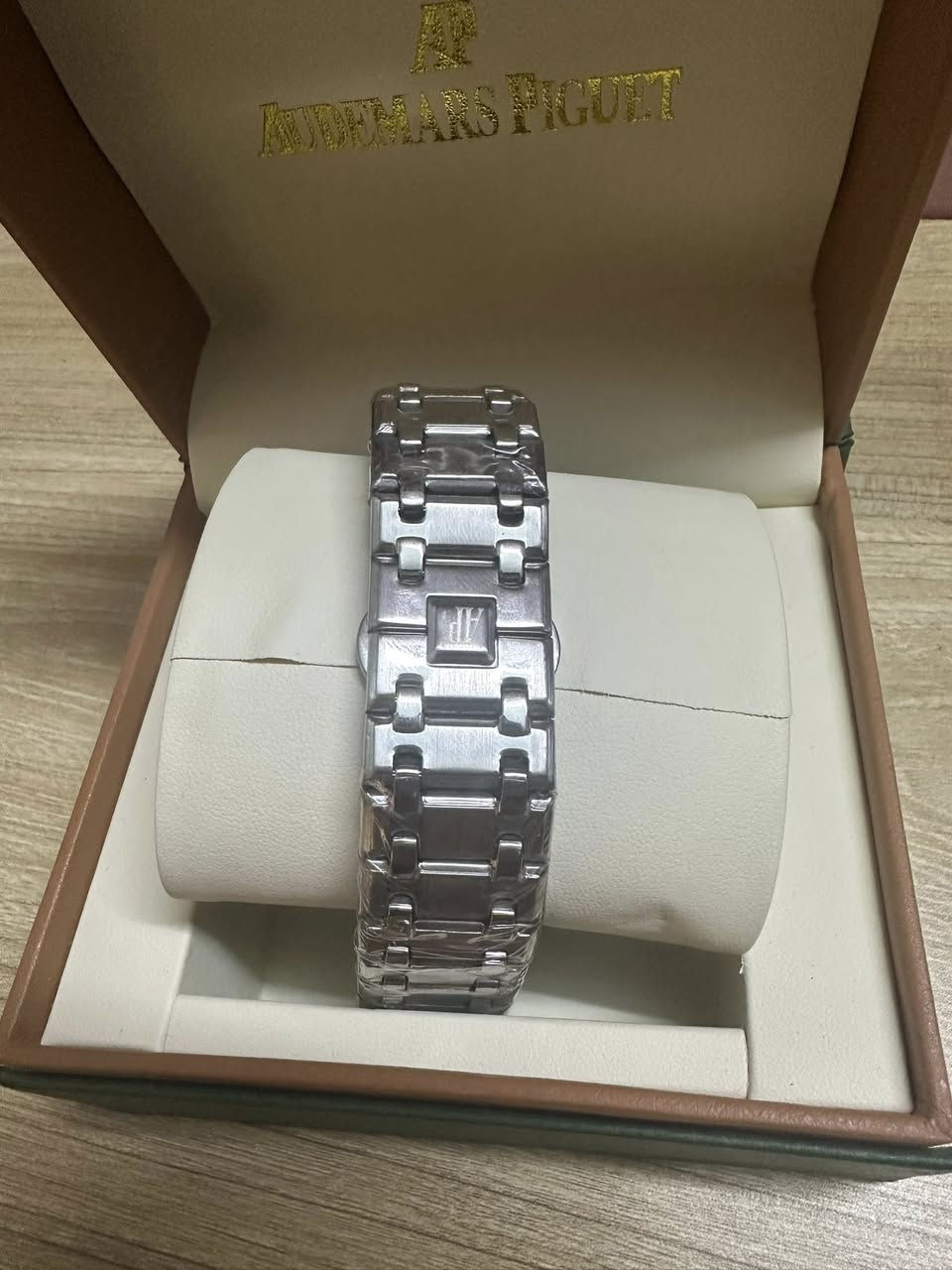 تصميم فاخر لعشاق الفخامة 👑
🔹 مكينة أوتوماتيك (تشتغل بحركة اليد – بدون بطارية)
🔹 ضهر كشف – تشوف المكينة بالكامل 😍
🔹 هيكل تيتانيوم قوي وخفيف بنفس الوقت
🔹 وزن ثقيل وإحساس فخم باليد 💪
🔹 زجاج مقاوم للخدش (سافاير)
🔹 لامينوس يضوي بالظلام 🌙
🔹 ستايل سكليتون (Skeleton) يبين التفاصيل الداخليه
60 الف مع توصيل


**إذا كنت صاحب هذا الإعلان وتريد حذفه لأي سبب، رجاءا أرسل رسالة إلى الدعم الفني**