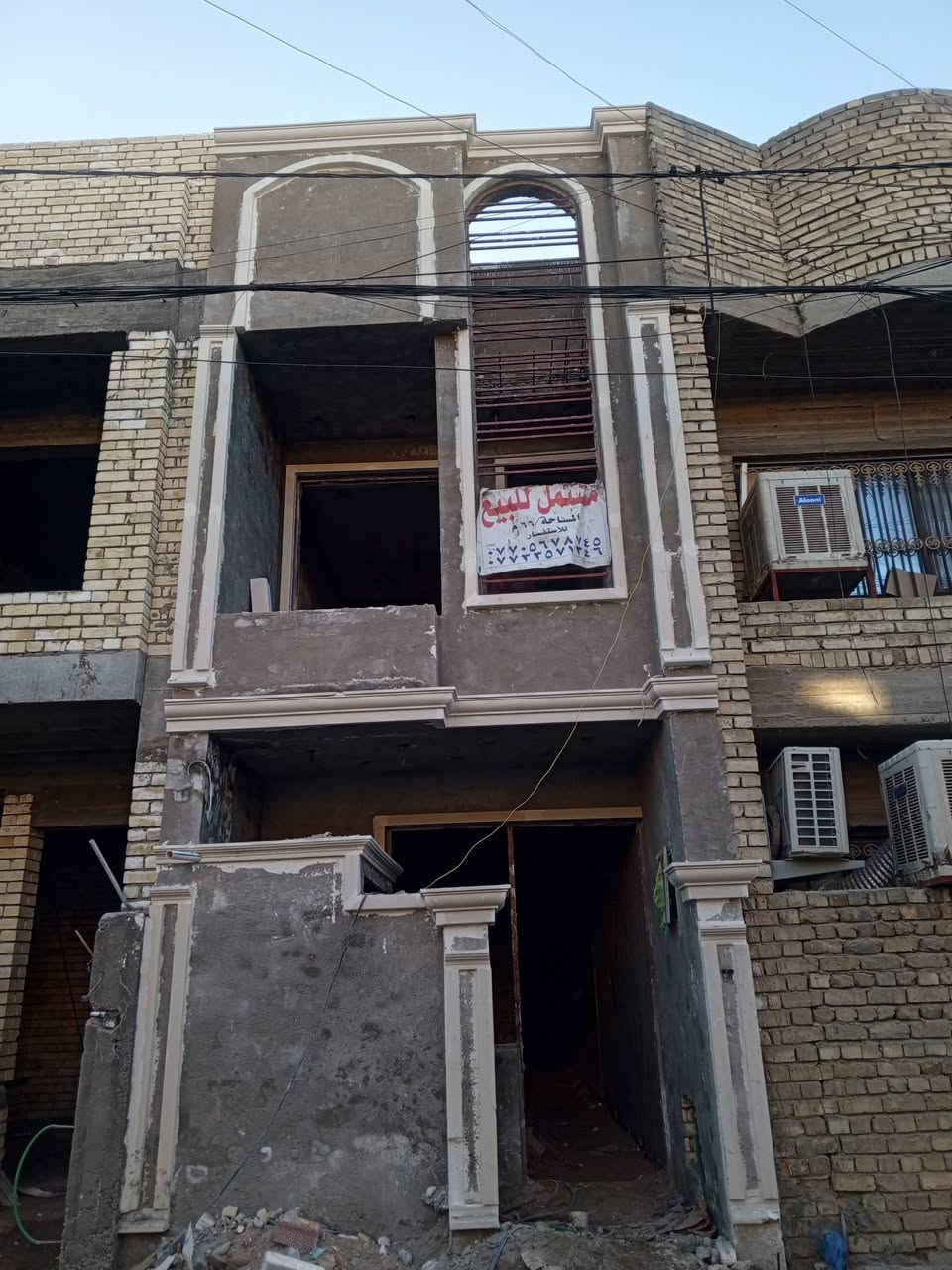 تحيه طيبه
مشتمل 66متر للبيع طابقين قيد الإنجاز واجه 3.66نزال 18
يتكون من طرمه وصحيات خارجيه صاله وغرفه نوم حوالي كبير مطبخ ومنور صحيات ط2 غرفتين نوم وصحيات وبيتونه 
موقعه 430فرع صيدلية اريج 
للاستفسار الاتصال ***********
