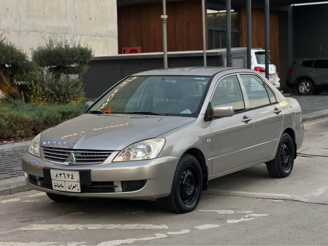 لانسەر 2008 
یەک دەستە لە سفریەوە تا ایستا تەنها 200 کم ڕۆیشتووە 
هیج خەلەلیک و نەقسانی نییە 
تایەی تازەیە و گێر و مەکینەی نەکراوەتەوە و تەقە و رەقەی نییە و بەخار و سەرف و سەوتی تیا نییە 
‎ چوار پارچەی لەسەر ساغی و کالبونەوە بۆیاخە بەبی ناوگرتن و بەبی هیچ شتێ
نرخی 74 گەلا و کەمیک مجال
شوین سلیمانی 
*********** السليمانية, العراق
