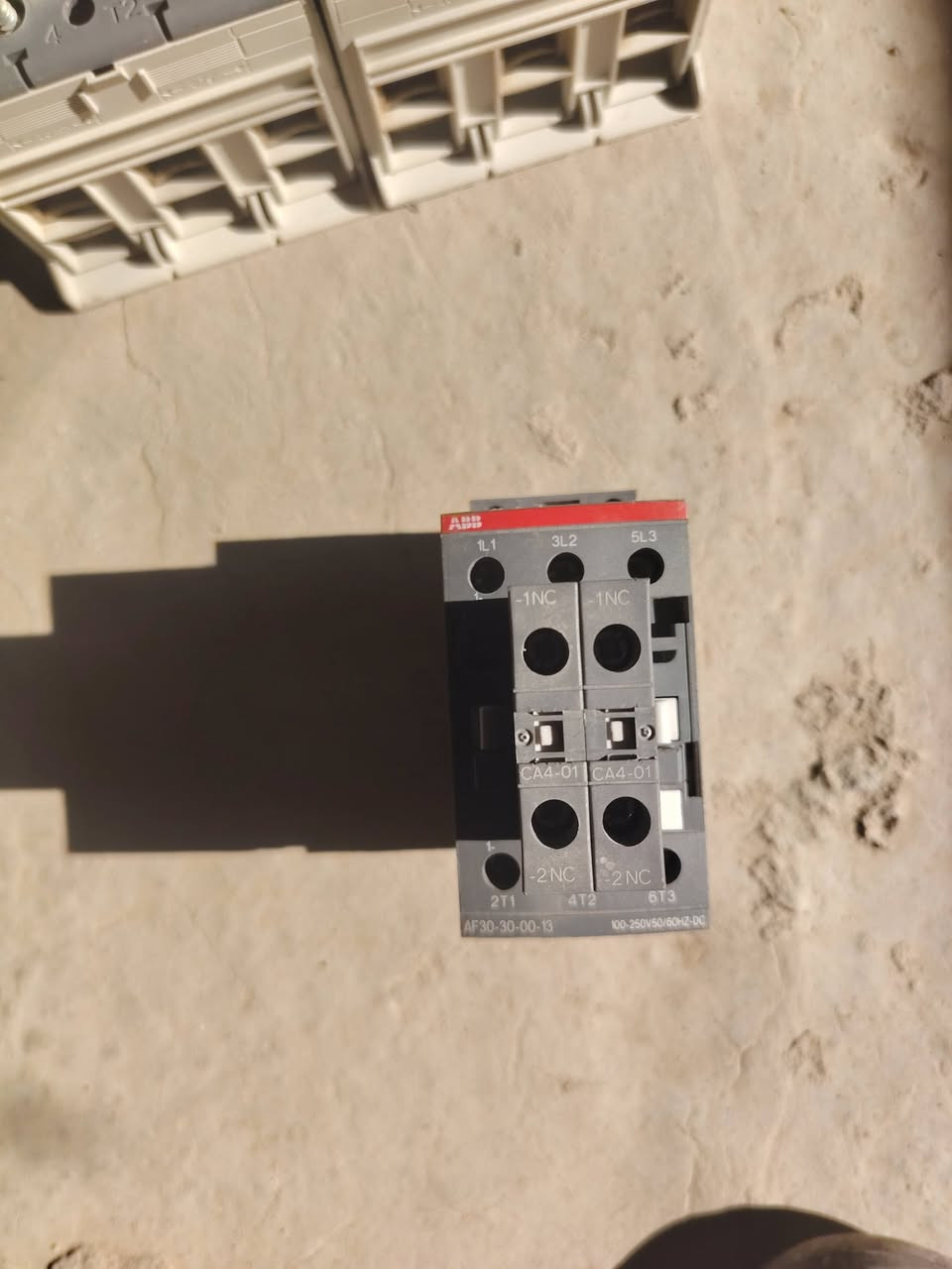 سلام عليكم كونتكتر abb 250 امبير عدد 2 و50 امبير عدد 1 جدد بس واحد منهم مكسور غلافة من جوة وكع مني بس جديد ثابت مو متغير AC/DS مكاني بغداد بلديات سعر 200 الف مستعجل عليهن رقمي ***********
