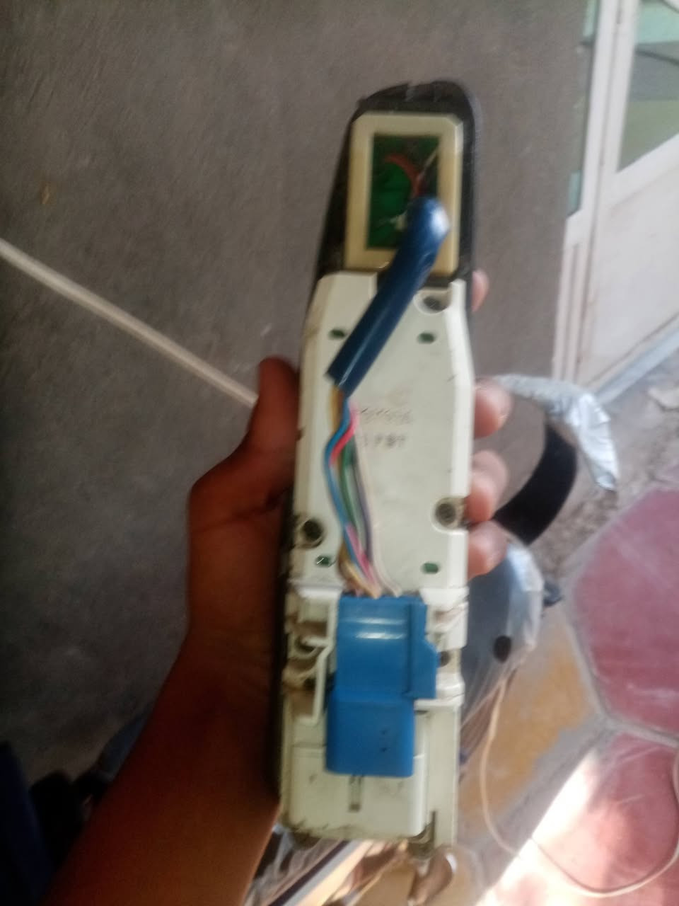 السلام عليكم عندي كنترول مال بطه شغال اصلي ما مشدود كنترول يسوي الجام اتو ضغطتين دور توخر ايدك تنزل وحده  سعر 90 وبي مجال مكاني الديوانية ***********
