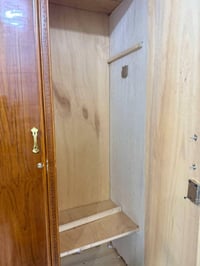 دولاب خشب • خشب قوي • نظيف