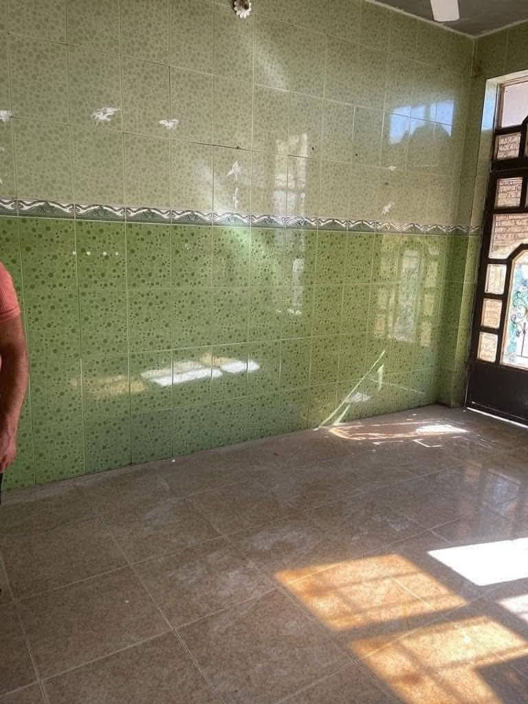 بيت للايجار في منطقه ٧ كيلو خلف المعارض قريب على الشارع العام يتكون من استقبال وصاله وغرفتين ومطبخ حار وبارد وحمام داخلي وخارجي ومكان حديقه الايجار300 للاستفسار ***********
