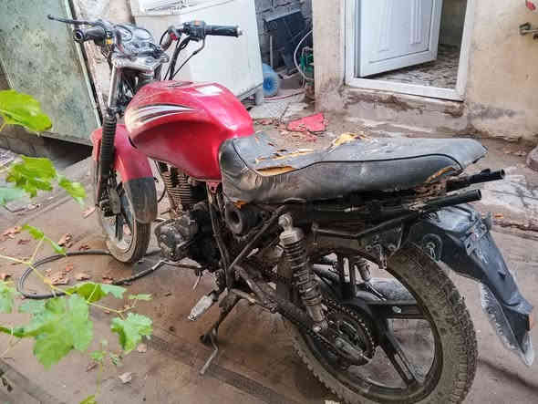 السلام عليكم دراجه موديل 21للبيع  وترهم تفصيخ مكينه جديده مامفتوحه دبلات جدد خلفي وامامي وياله ويلكب هم جدد مكينه ترهم عل ايراني ولستوته 5كير ومكينه سوده اصليه سعر 200وبيها مجال  العنوان بغداد رقم الهاتف ***********
