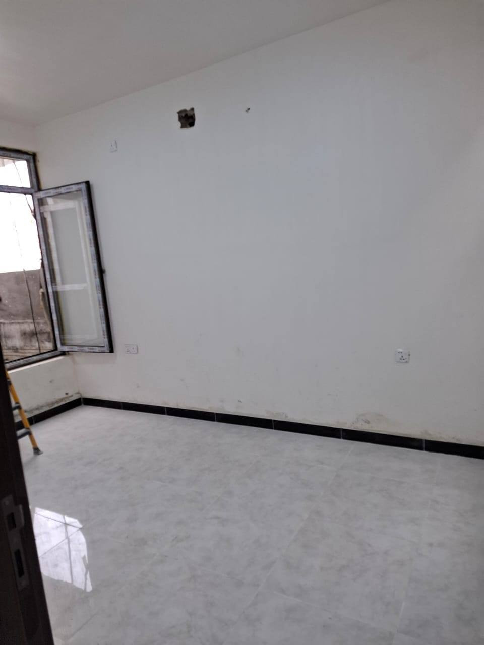 سلام عليكم شقة طابق ٣ كرادة داخل تحتوي على ٢ غرفة مع صالة مع مطبخ مع حمام الشقة جديدة، مطلوب عائلة من الكرادة حصرا للستفسار *********** الشقة قريبة على تقاطع الاورزدي
