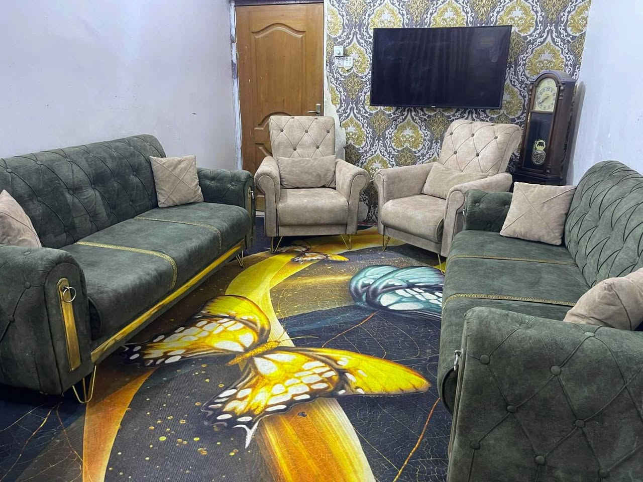 تخم 8 مقاعد تكمه بلوك اسود نضيف بدون اي ضرر ب 190 قفله
***********
