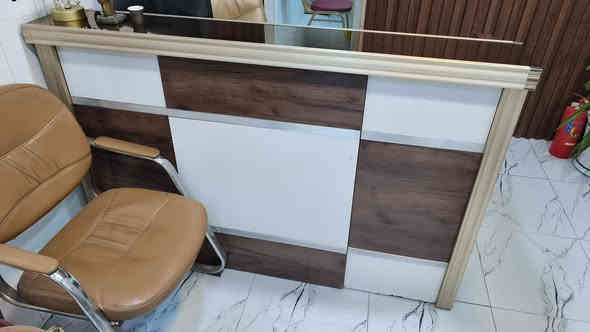 ميز مكتبي عدد2 مع ملحقات كل ميز ..السعر 350 الف دينار ثنينهن سويه  
للتواصل ***********  واتساب + اتصال
