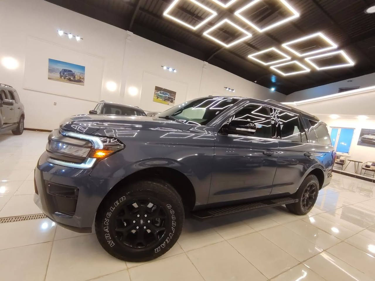 تعتبر فئة تيمبرلاين (Timberline) هي النسخة المخصصة للطرق الوعرة (Off-Road) من فورد إكسبدشن، وتتميز بمزيج بين القوة الهائلة للمحرك والجهوزية العالية للتضاريس الصعبة.
من معرض بلاتينيوم لتجارة السيارات اقدم لكم تحفة خليجيه وكالة القاصد تحت الضمان
فورد اكسبديشن ٢٠٢٣ البترة بسعر مغري
مغلفه ppf 
ممشى ٣٩٠٠٠ فئة تمبر لاين اوف رود من النسخ النادرة 
​المحرك: 6 سلندر (V6) سعة 3.5 لتر ذو شاحن توربيني مزدوج (EcoBoost)، وهو من فئة High-Output عالية الأداء.
​القوة والعزم: يولد قوة 440 حصان وعزم دوران 705 نيوتن متر (أقوى من الفئات القياسية).
​ناقل الحركة: أوتوماتيكي من 10 سرعات (SelectShift).
​نظام الدفع: دفع رباعي (4WD) مع علبة تحويل بسرعتين (دبل خفيف وثقيل) ونظام تفاضل خلفي إلكتروني محدود الانزلاق (eLSD).
​التجهيزات الخاصة بالطرق الوعرة
​الارتفاع عن الأرض: نظام تعليق مرتفع وخاص بالطرق الوعرة يمنح السيارة خلوصاً أرضياً مميزاً (حوالي 10.6 إنش).
​الإطارات والعجلات: جنوط ألمنيوم قياس 18 إنش بلون أسود داكن (Ebony Black)، مجهزة بإطارات "جودير رانجلر" مقاس 33 إنش مخصصة لجميع التضاريس.
​الحماية السفلية: ألواح حماية سفلية (Skid Plates) متينة مستوحاة من فورد رابتر لحماية المحرك وأجزاء السيارة السفلى. فولاذ
​الأنظمة المساعدة: نظام إدارة التضاريس بـ 7 وضعيات قيادة، ونظام Trail Turn Assist للمساعدة في الالتفاف الضيق بالبر.
​التصميم الخارجي والداخلي
​اللمسات الخارجية: تتميز بشبك أمامي أسود فريد، وهوك سحب بلون برتقالي مميز (Active Orange)، مع إضاءة LED كاملة.
​المقصورة: تتسع لـ 7 أو 8 ركاب، وتأتي بمقاعد جلدية (أو مخمل فاخر مخصص) مع تطريزات باللون البرتقالي.
​التبريد (مهم للخليجي): مكيف هواء أوتوماتيكي ثلاثي المناطق عالي الكفاءة يغطي الصفوف الثلاثة، بالإضافة إلى توفر ثلاجة وسيطة في الكونسول الوسطي.
​التقنيات والأمان
​الشاشات: شاشة ترفيه وسطية ضخمة تعمل باللمس قياس 12 إنش (أو 15.5 إنش في الفئات الأعلى الفاخرة) بنظام SYNC 4، مع شاشة عدادات رقمية بالكامل.
​النظام الصوتي: نظام فاخر من Bang & Olufsen (B&O).
​السلامة: نظام كشف النقاط العمياء مع دعم المقطورة، رادار ومثبت سرعة متكيف، كاميرات محيطية 360 درجة، ونظام المحافظة على المسار.
تعتبر فئة تيمبرلاين (Timberline) هي النسخة المخصصة للطرق الوعرة (Off-Road) من فورد إكسبدشن، وتتميز بمزيج بين القوة الهائلة للمحرك والجهوزية العالية للتضاريس الصعبة.
بصمه وتشغيل عن بعد 
كشنات ميموري
١٢ منفذ شحن ٨ راكب 
للاستفسار 
*********** سيف الحسني
لمعرفة السعر اكتب تم
