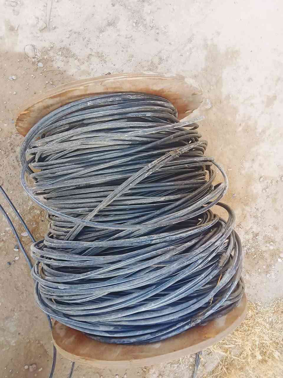 السلام عليكم 

يوجد واير فلندي للبيع ابو 35 مستخدم شي

 قليل شرط ما ضاربتو شمس ولا مشدود على

 عامود فوك 500متر

للاستفسار الاتصال على الرقم ***********
