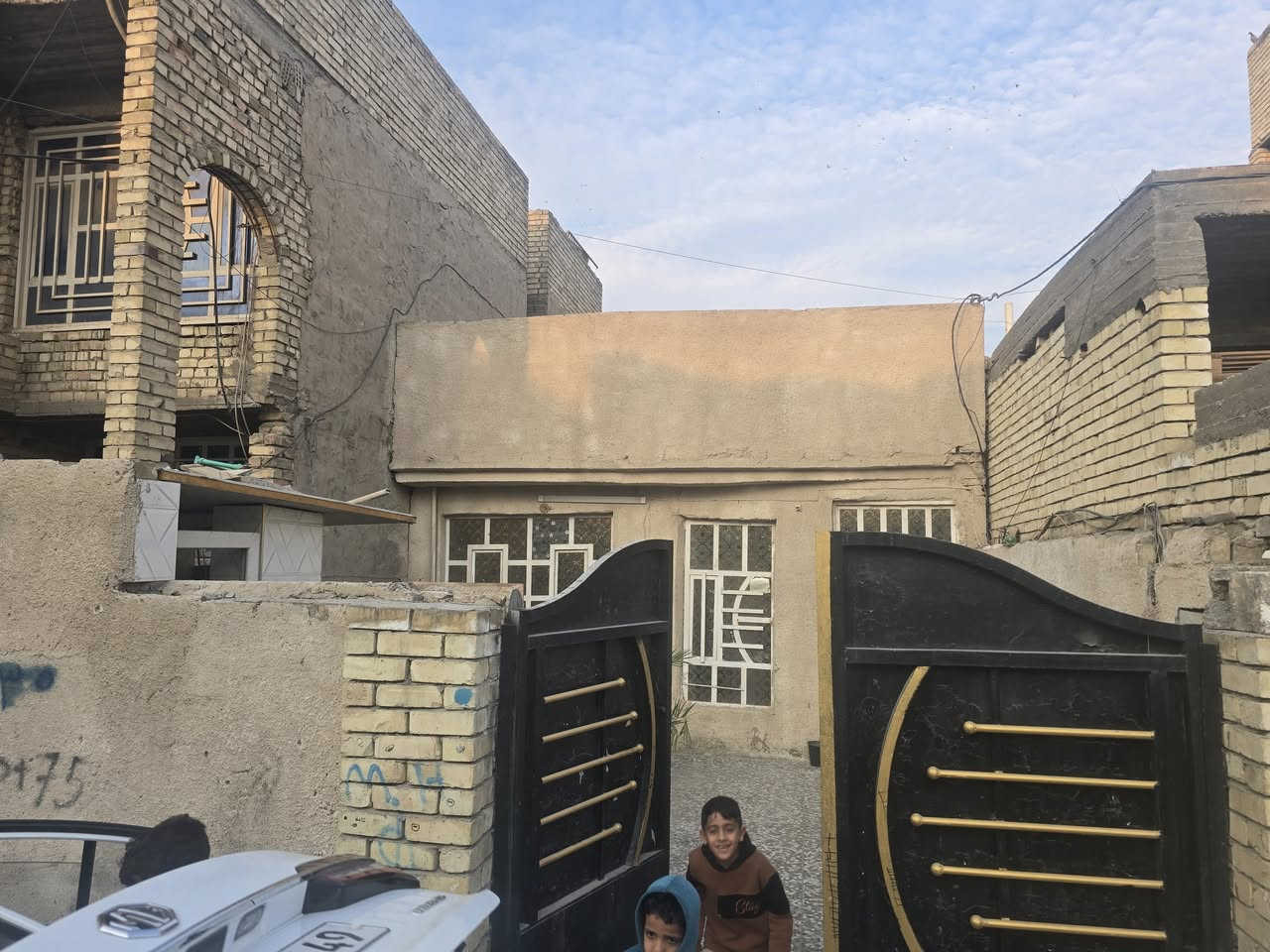 بيت حي السفير
مساحة ١٢٥ الواجه ٦وربع  

بمستوى الشارع  بالأمطار الثقيله جدا يغرق بالأمطار الخفيفة والمتوسطة ما يغرق السعر  ١٠٠ مليون رقم الهاتف***********
