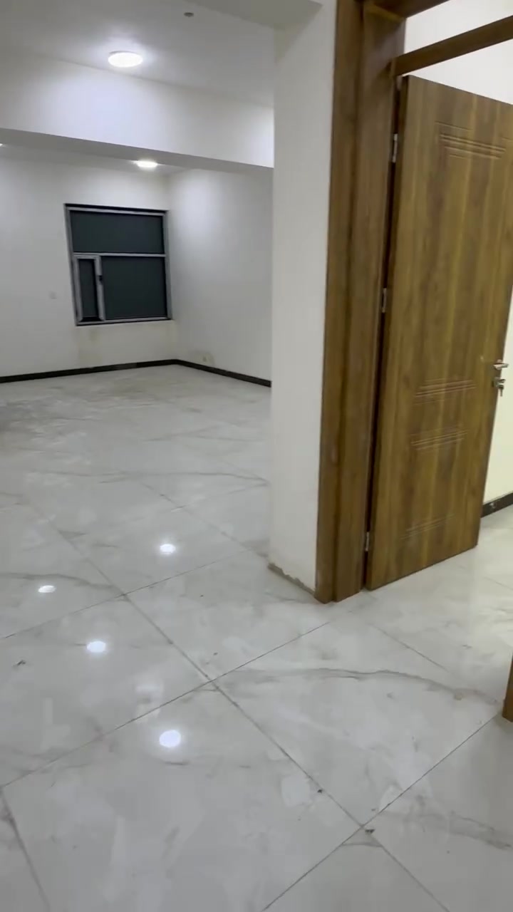 السلام عليكم
بنايه تجاريه للايجار مساحه 250م واجهه 12.5 نزال20

متكونه من 3 طوابق وغرفه حارس

كل طابق يحتوي على خدمات

كذلك تحتوي على مصعد للاشخاص ومنظومه حريق ودرج طوارئ

البياع الاولى شارع 20 مقابل مجمع الزوالي

للاستفسار ***********

***********
