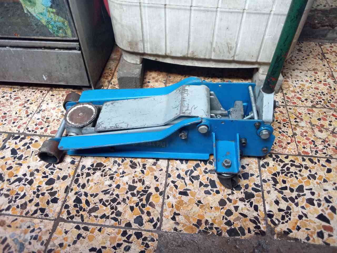 ⭕ يوجد توصيل لكافه المحافظات
جك شطح 5 طن دبل بستم جدا ضخم وزن ثقيل جدددا وزنه بحدود 50 كيلو طوله 75 سم وارتفاعه 60 سم شغال وعل الفحص نوع قديم باب اول اصلي بعدة جديدة وعلامته موجودة بي السعر 120 الف المكان بغداد *********** بي واتساب
