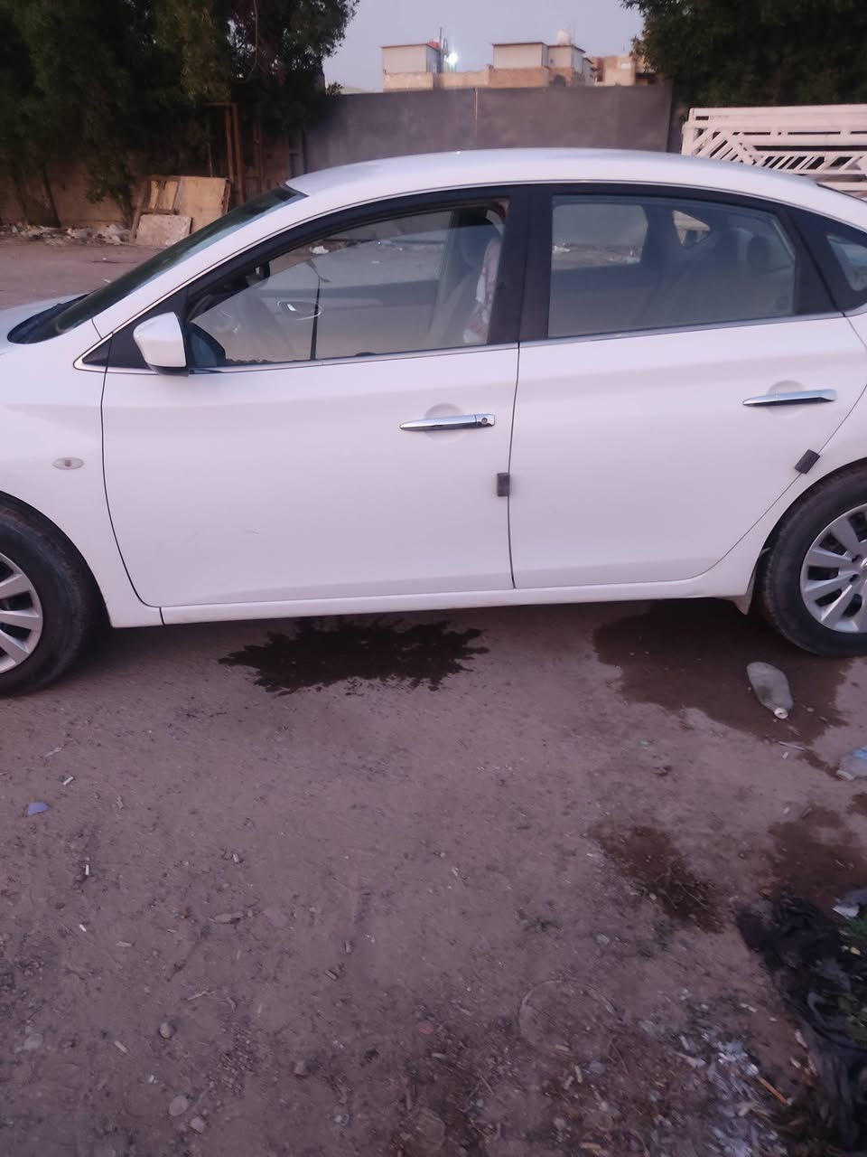 نيسان سنترا خليجي موديل 2018 بدون حادث فقط الجاملغ الخلفي طخه صغيرة ومصلح ومصبوغ  وبقية السيارة مكفوله مكان السيارة بغداد بيع او مراوس حسب القناعه مطلوب 110 للاتصال ***********
