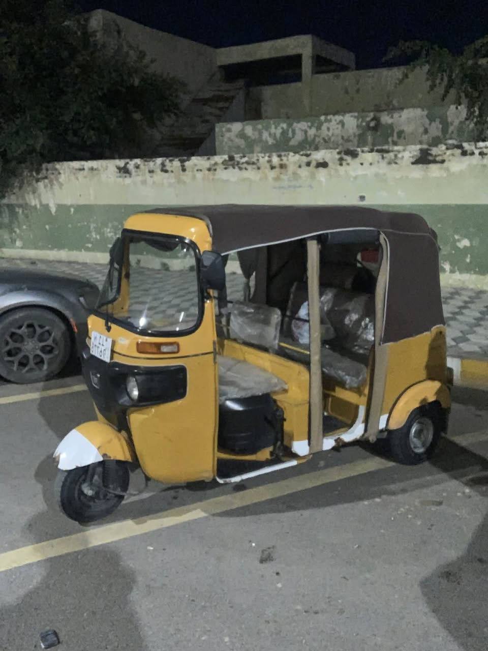 اقره المشور زين كلشي موضح 
سلام عليكم تكتك موديل 20 سنويه باسمي تحويل ثاني يوم تكتك (تنقص دهن بدايته يعني يرادله تجفيت )سعرها 6مليون و100 وبيها مجال للاستفسار اتصل ***********
