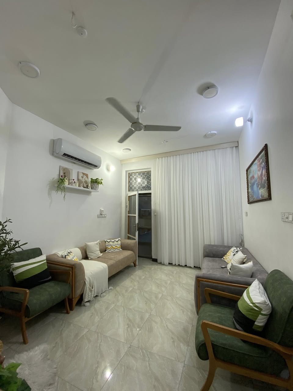🏡 دار حــديث للبيــــــــــع  طابــو زراعــي ســـند 25تحويل مباشر
📍فـــي حٌـــي الـصـحه مـــقابـل مـخبـز الكورنيـش

________

المساحـــــة //150م الــــواجـهــة8 م

________

🧱تفــاصيــل _____ 

#الطابق الاول// مطبخ حار وبارد وهول وصالة واستقبال وغرفة نوم ومجمع صحيات داخـلـي وخـارجي وكـراج يـسع سيارة

#الطابق الثاني// غرفتين نوم

#الطابق الثالث//بيتونه

______

للاستفسار مـراسلـه الــصفحه او زيـاره     #مكتـــــــــب الـــمــدار لـلــــعــقــار🧱

#الكائــــــــــن

قرب نــزلة جـسر بـته بـاتجاه جــسر الــثورة 

___________________________

هاتف ☎️ 

***********

***********
