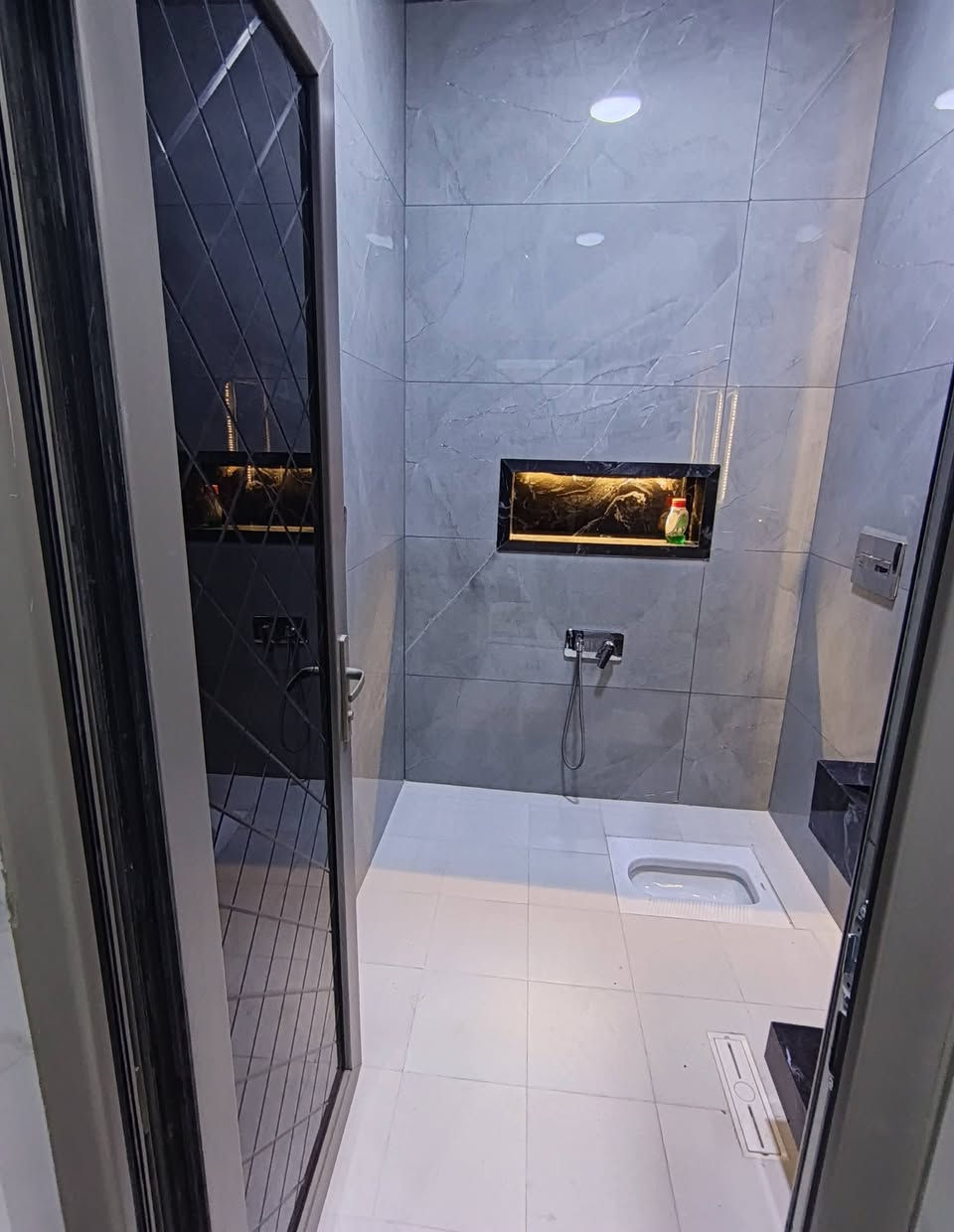 السلام عليكم 
بيت للبيع طابو صرف منطقه حي التربيه خلف مركز شرطه القضاء مساحه ٢٠٠ متر على شارع ١٥ وحديقه تتوفر خدمات ماء وكهرباء ومدارس بناء حديث صارله ٥ اشهر من كمل طابق واحد يتكون من غرفتين صاله ومطبخ حار وبارد صحيات داخليه وخارجيه وستقبال خارطه مهندس كلش مرتبه البيت درجه اولى متعوب عليه للاستفسار واتساب او اتصال *********** واعتذر عن الاطاله
