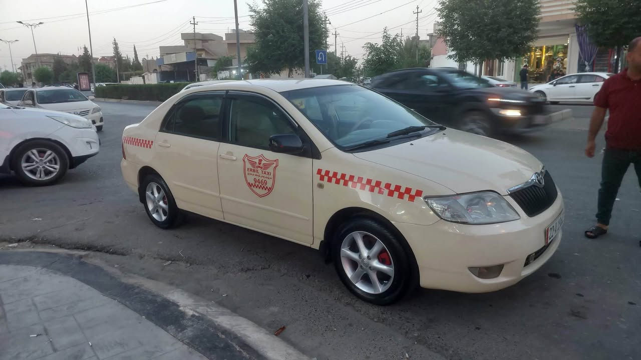 تەکسی بیکاشۆ 
مۆدیل 2005
سەیارەکە تەنها بۆنیتی ڕەشە 
گێر عادیە 
گێر و مەکینە و تەقەو رەقەی بە شەرت 
ژ.م *********** Singapore
