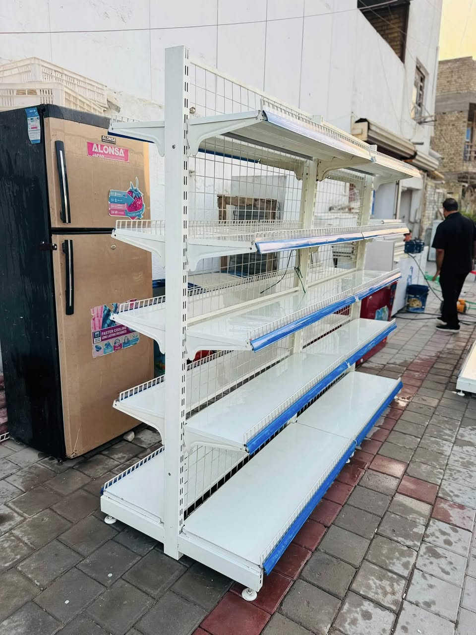 رفوف وسطيه تركي الآصلي🇹🇷 طول مترتين و٤٠ ارتفاع مترتين نضافه 💯 العدد ٢ الشراي يتصل *********** مكاني بغداد
