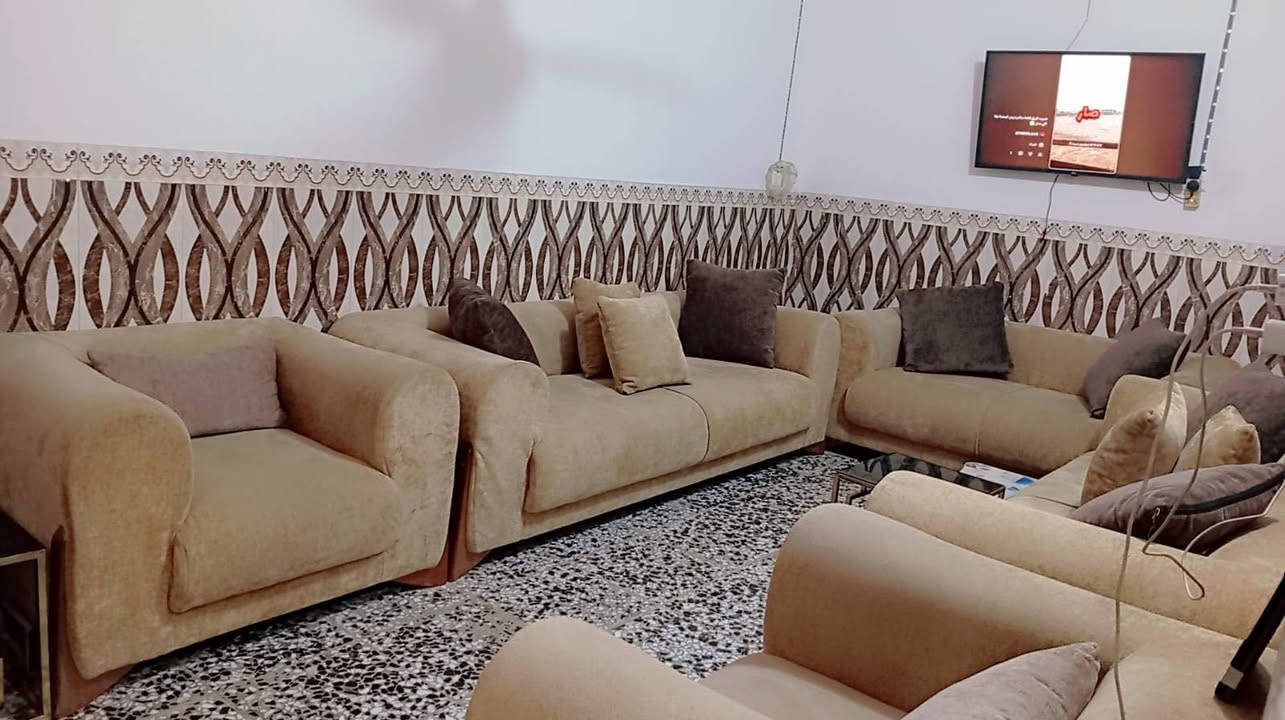 السلام عليكم بيت للبيع حي الأنصار ع ساحه المكان شارع المدارس الفرع المقابل لأعداية الضحى للبنات م ١٢٠ م طابقين ٣ غرف الطابق الثاني ٢ غرف مع صحيات الطابق الأول هول استقبال مطبخ غرفه نوم حمامات خارج وداخل السعر١٥٠ وبي مجال للأستفسار أكثر ***********
