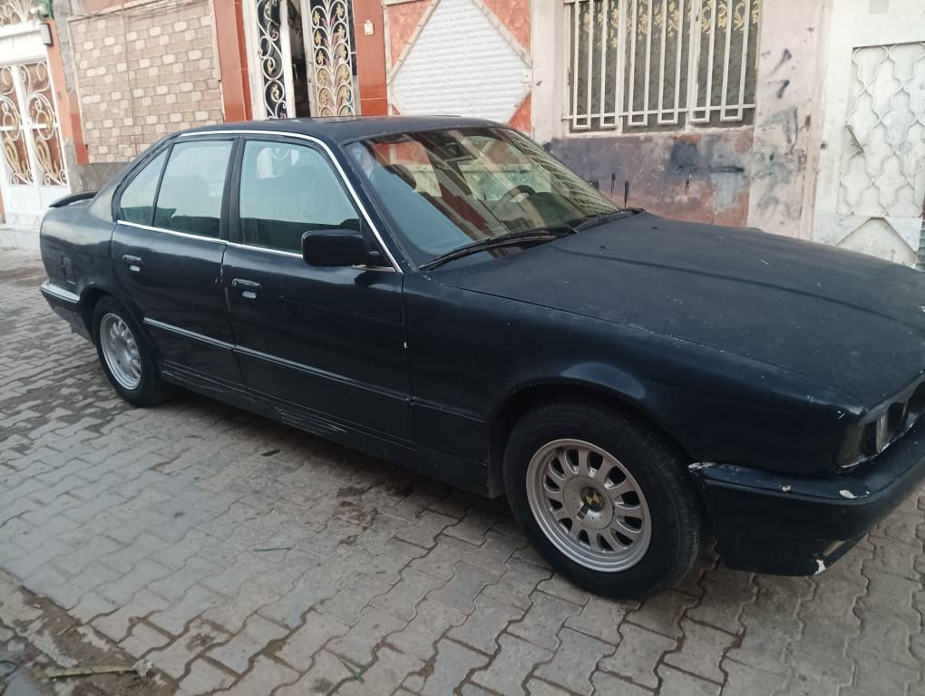 السلام عليكم BMW525موديل 1991لون اسود كحلي رقم نجف انكليزي سنويه لل27 سياره وراعيه نجف مكفوله من ظربه وشواصي ومداور ابيع كير كايم ونقص ايسي 
رقم الهاتف *********** النجف, العراق
