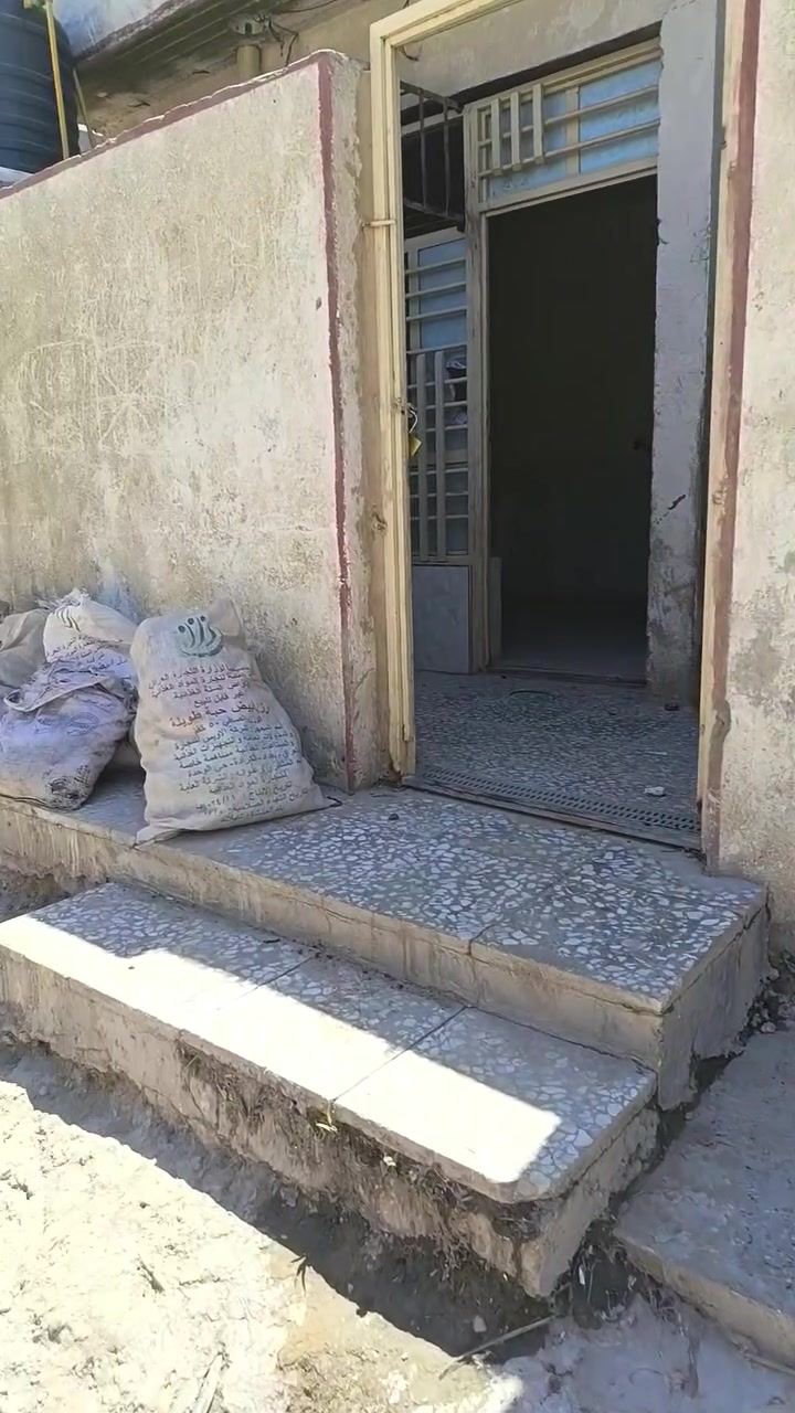 بيت للبيع 70 م واجهه 5 والباقي نزال جاهز وفارغ بلظباط الثانيه على شارع تجاري توجد كل الخدمات نقد ويرهم قسط وبيع مستعجل لاتصال ***********
