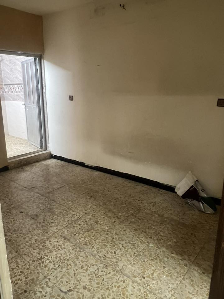 السلام عليكم مشتمل طابق ثاني للايجار يقع في مربع  جامع شاكر العبود يتكون من غرفة نوم واستقبال وهول ومطبخ وصحيات للاستفسار الاتصال بالرقم ***********
