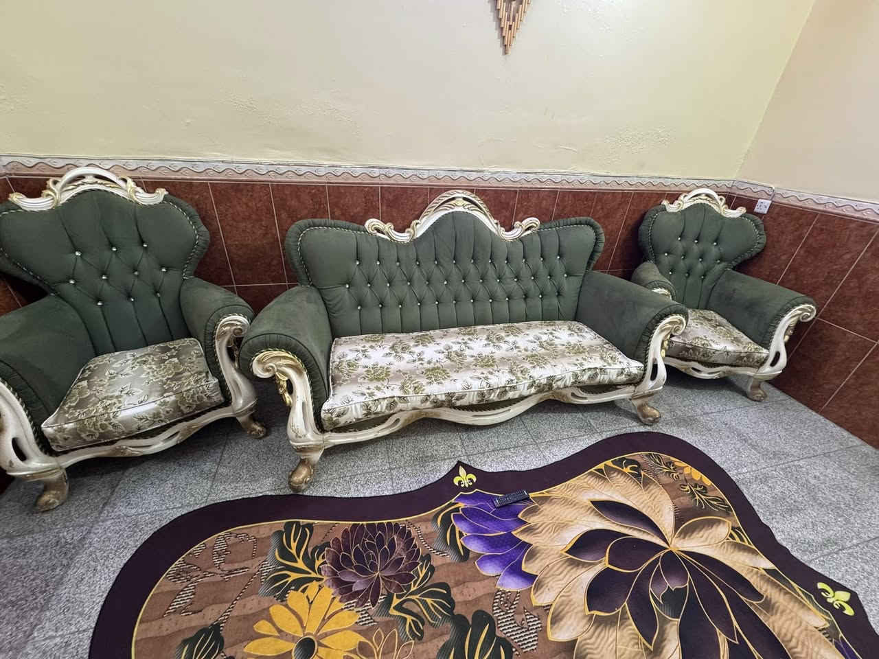 تخم  للبيع كرسين وقنفه نضافه95/100 مكاني بغداد قرب ساحة مظفر***********
