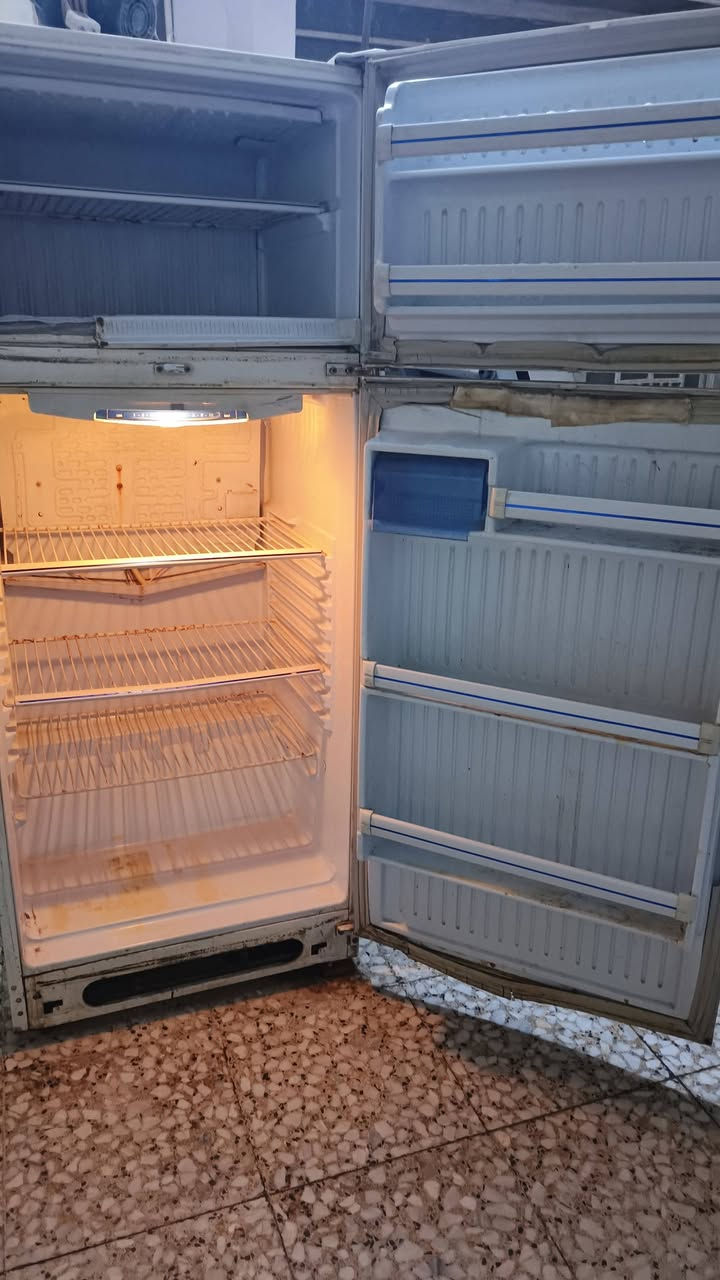 للبيع كل حاجه وسعره الحاجة إلى اتعجبك أخذ إله صوره وادخلي خاص وتد اللون أو إتصال ( ***********
