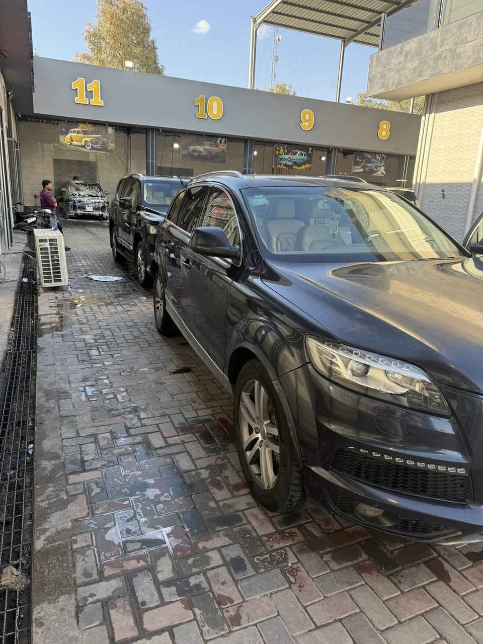 سلام عليكم اودي Q7
موديل 2012
محرك جديد 
٧ راكب فول مواصفات بانوراما 
بيهه ٥ قطع صبغ فقط بدون ضربه ولا معجون 
وارد امريكي حادثهه سرقه جاملغين وبنيد وبلعراق كلير قطعتين اثر شخوط 
***********
مكاني بغداد 
السعر ١٢٥ $ بيهه مجال قليل
