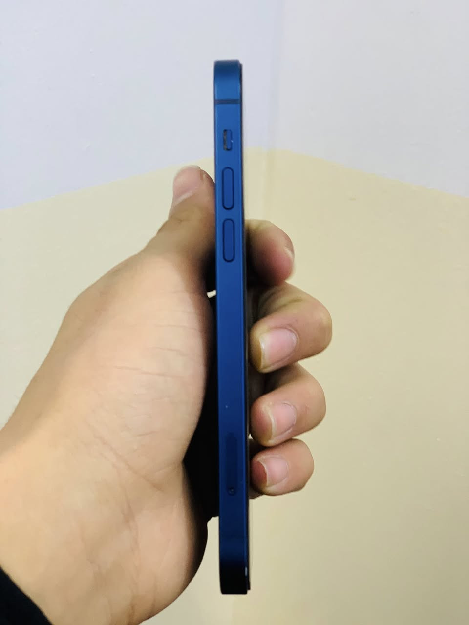 سلام عليكم 
ايفون 12 عادي للبيع 
ذاكره 128 
بطاريه 80 اصليه مل جهاز شرط لا مصعده ولا مبدله 
دبل سيم 
نضافه فوللل100/100
لون ازرك مميز 
كامرات دمعه شرط 
ملاحضه الجهاز مستبدل شاشه وكامرات اصليات شرط 
السعر ب 230 وبي مجال بسيط للشراي 
مكاني موصل حي عدن 
رقمي ***********بي واتساب ومتواجد خاص ب اي وقت
