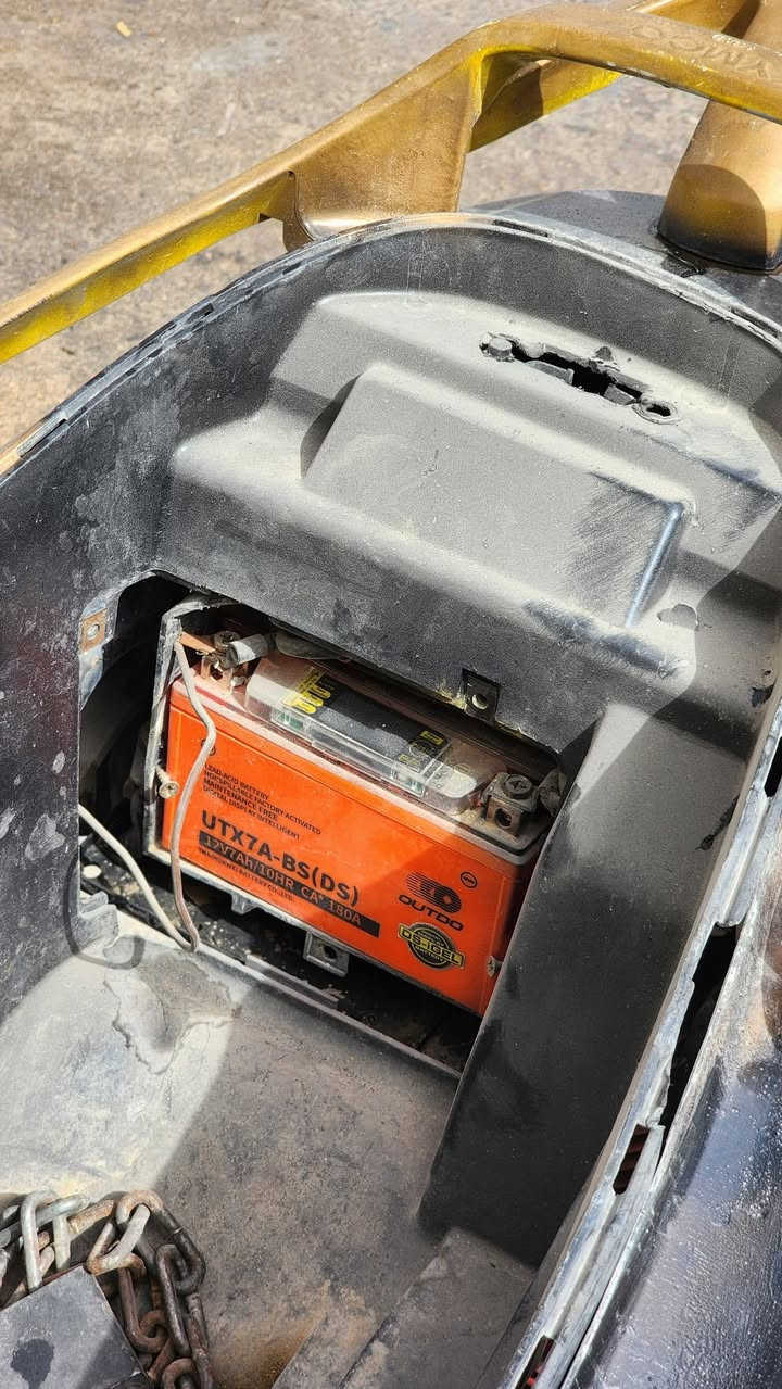 سلام عليكم
اخوان كامكو جي 4 دارجه عدنه متروكه صار فتره طويله هسه اريد ابيعه على وضعه عندك باتري كون تشحنه وتايرات تسويهن لان متروكه الدراجه تاخذه ترتبه ترتيبات خفيفه  تفيكدك توديك وجيبك لشغلك دراجه رايده ١٥٠ وبيه مجال بسيط خصه للعدهم شغل بعيد لو على باب الله اني خادم 
(ملاحضه دراجه متشتغل لان باتريه كاعد)


**إذا كنت صاحب هذا الإعلان وتريد حذفه لأي سبب، رجاءا أرسل رسالة إلى الدعم الفني**