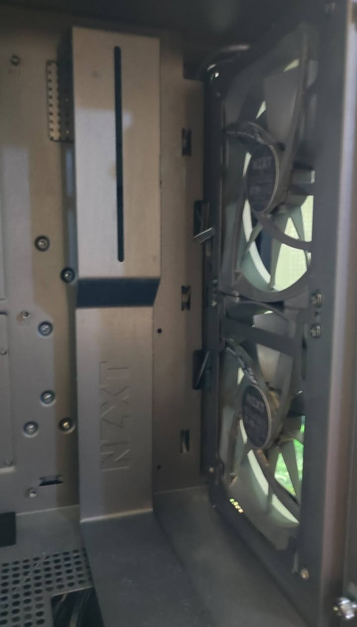 السلام عليكم 
كيس فارغ للبيع 
NZXT 
مع مع 4 مراوح 
2 مراوح بالامام حجم 140mm RGB 
1 مروحة بالظهر حجم 120mm
1 مروحة بالاعلى حجم 140mm
نظافة 100%
السعر 60 الف قفل سعر ثابت 
مكاني بغداد


**إذا كنت صاحب هذا الإعلان وتريد حذفه لأي سبب، رجاءا أرسل رسالة إلى الدعم الفني**