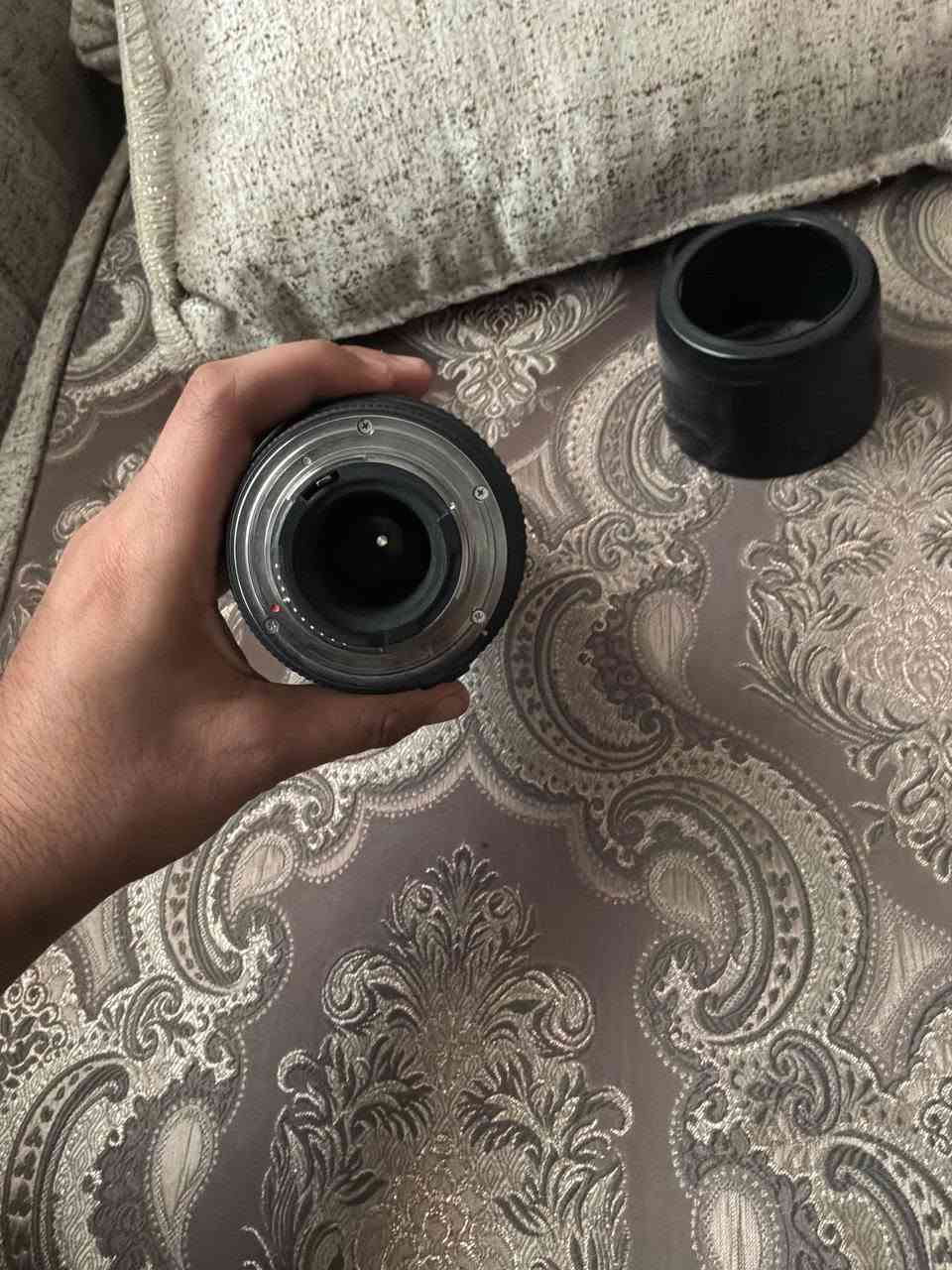 عندي عدسة نيكون سيكما 70-300 
سعرها 80 قفل 
متوفر توصيل 
واتساب ***********
