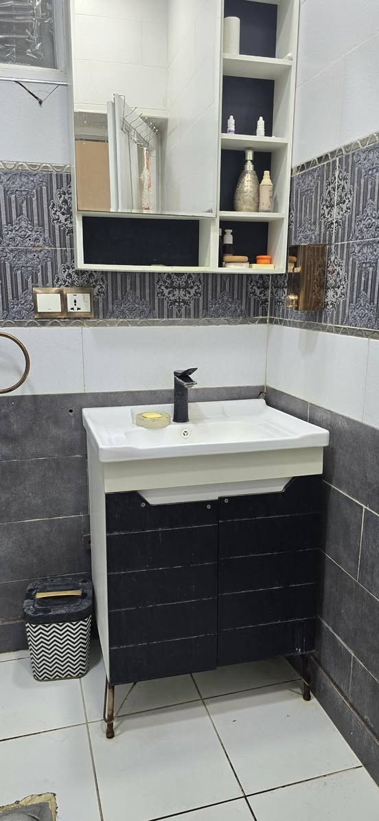 السلام عليكم ورحمة الله 
بيت للإيجار مساحه ١٠٥ متر  بناء حديث ٣ طوابق عدد غرف النوم ٥ و الحمامات ٣ و صالات ٢
العنوان الدوره ابو طياره 
قرب روزه مول
للاستفسار
***********
