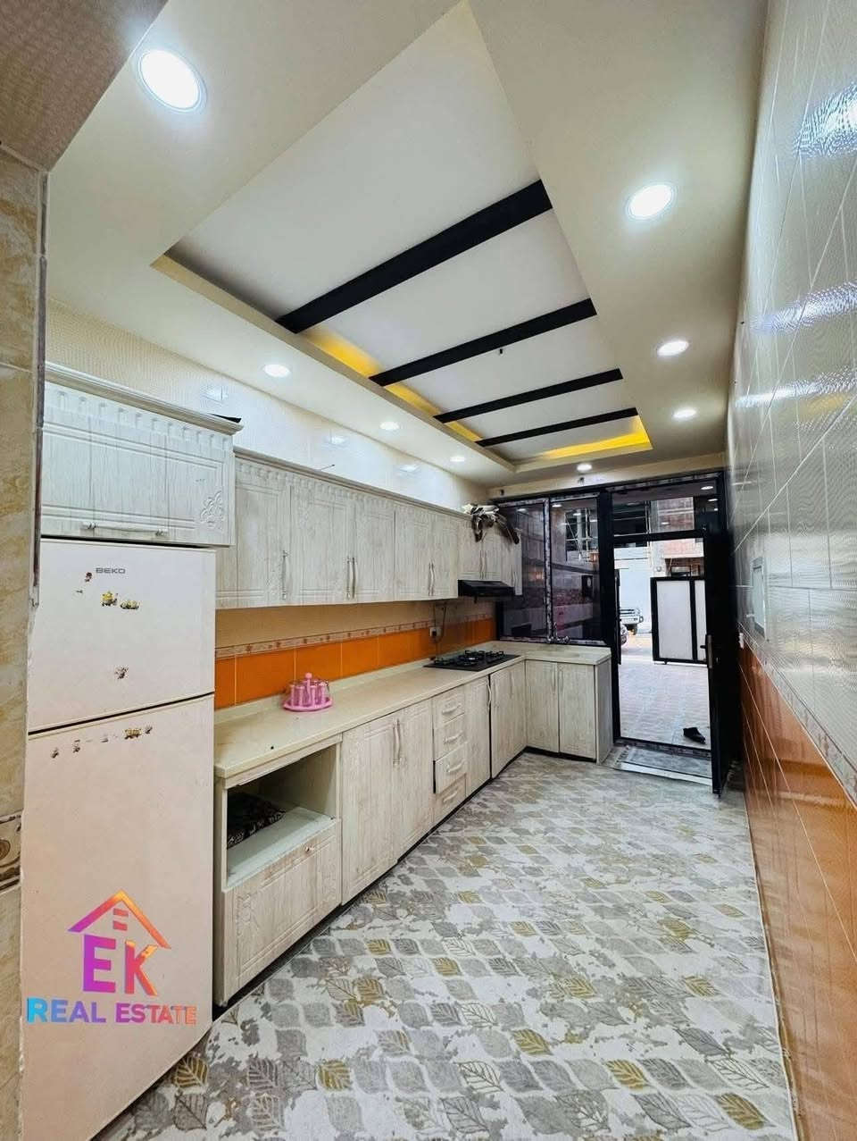 بيع #سريع #فقط 6 دفاتر 65 ورقه 
بيت  للبيع في أربيل منطقة قربوو 
مساحة 125م
يتكون 
4غرف نوم 
صالة 
استقبال 
مطبخ حار وبارد 
مجموعة صحيات 
***********

***********
