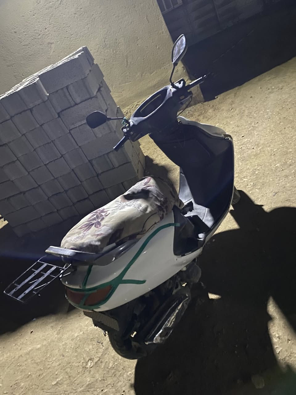 دراجه للبيع عوزها ترتيبات تشتغل وتمشي. سعر ١٢٠ وبيها مجال حگ الجيه***********.
