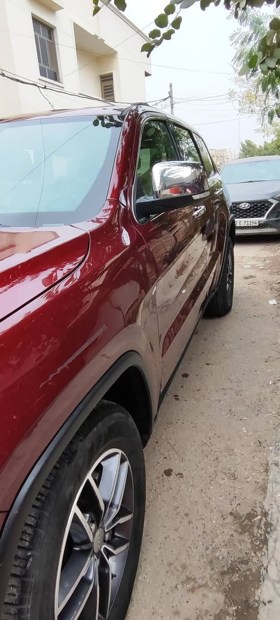 للبيع جيب Grand Cherokee Limited 2018 امريكي فول مواصفات 🚙  

- محرك V6 سعة 3.6L بساتم 14 (ما يحتاج بانزين محسّن، مبرمجة على البنزين العادي).  
 داخلية جلد بيج مرغوب + فتحة سقف ا.  
- شاشة كبيرة 8.4 إنج عربية مثل الخليجي مع GPS.  
- ويل 20 إنج، تدفئة 4 كشنات + ستيرن.  
- تشغيل عن بعد، توقف ذاتي خلفي، حساسات + كاميرا خلفية.  
- مرايا تعتيم + هيتر، بلوتوث، محدد سرعة.  
- نظام خاص للطرق الوعرة + Auto Start/Stop.  
- رقم بغداد تحويل مباشر، رقم إنكليزي جديد.  
-  ٣قطع صبغ فقط، شغل نظيف  
-بجم كبس 
💰 السعر 190 قابل للتفاوض للجادين  
📞 للاستفسار.   واتساب او اتصال          : [***********]  
                                                                      غير متواجد عالفيس  بغداد
