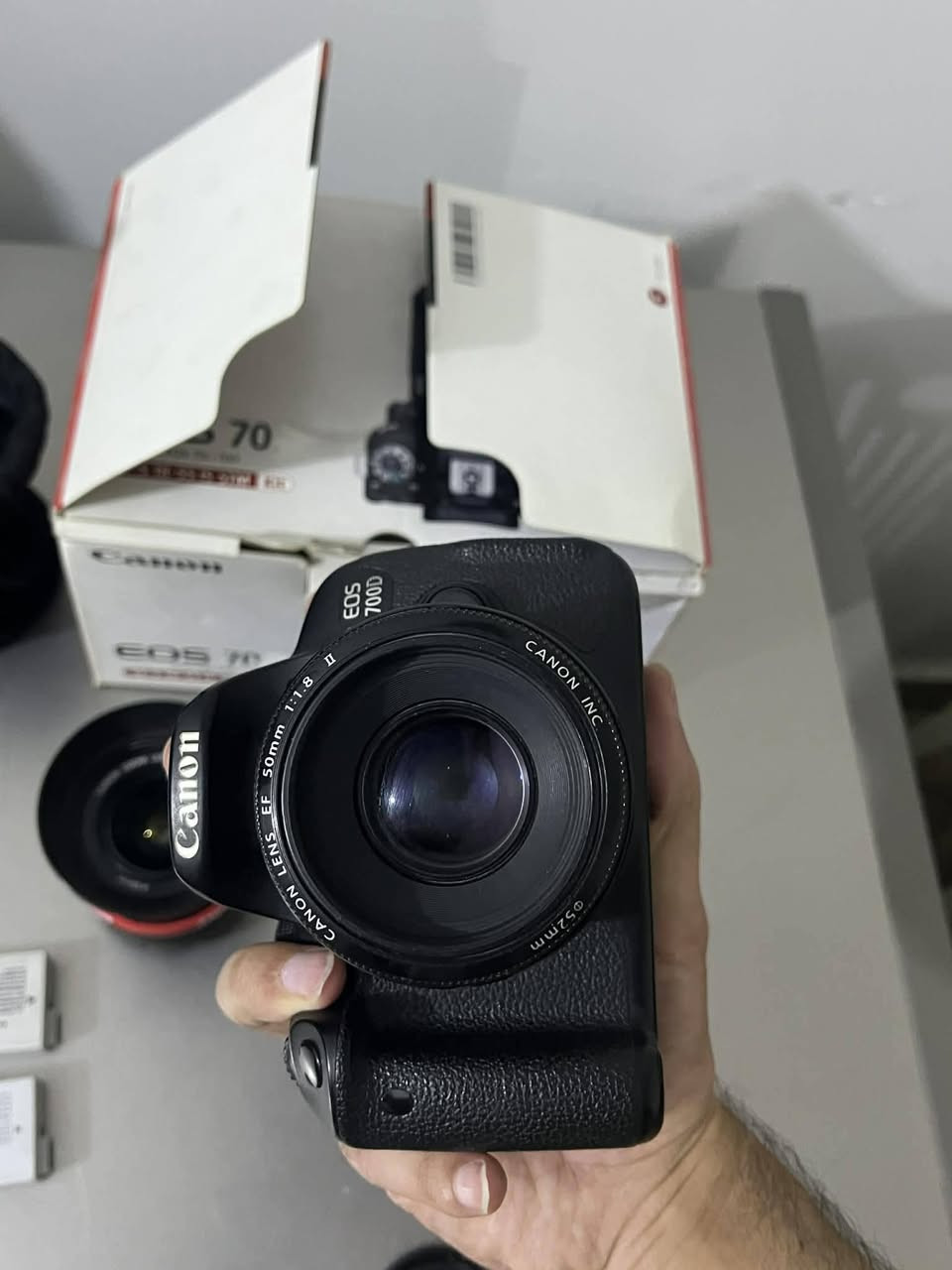 كانون دي 700 مع عدة تصوير
عدسة 18.55
عدسة 50ملم
حقيبة ضهر كبيرة 
بطاريات عدد2
اكستينش تيوب لتصوير الاشياء الصغيرة
بيبي لايت بالباكيت 
ريمونت تحكم عن بعد 
غطاء مطري 
رام اصلي 
السعر 650 بيهه مجال


**إذا كنت صاحب هذا الإعلان وتريد حذفه لأي سبب، رجاءا أرسل رسالة إلى الدعم الفني**