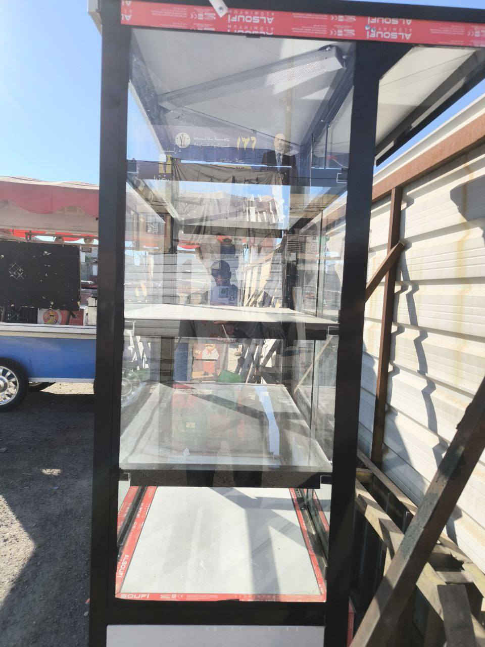 باترينة او عارضة زجاجية متحركة جديدة
تحتوي ع 4 رفوف زجاجيه  
وتحتوي ع تخزين 2 رف 
جميع الابواب تحتوي قفل 
صاله 15 من كامله 
مشتغل بيه فقط 4 ايام 
للتواصل رقم الواتساب :- ***********
مكاني الحرية
