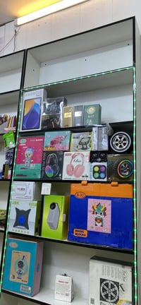 فاترينات رفوف يصيرن بالصيدلية او المكتبة او الكوزمتك او محلات العطور ا...