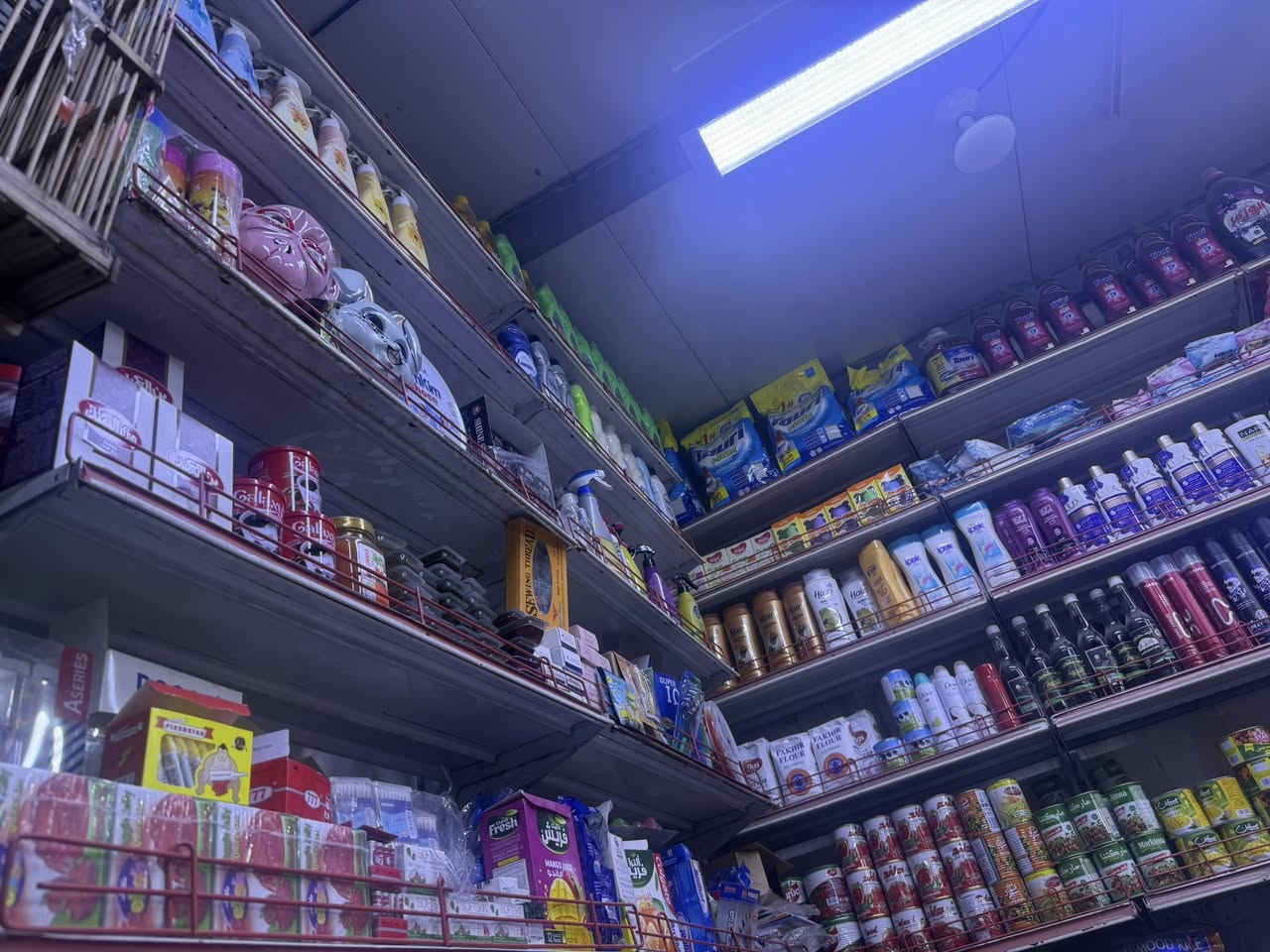 السلام عليكم اسواق للبيع العنوان البلديات مقابيل الجسر تحتو عله ٤ عورض ٣ بطيات تحتوي عله سفينه وسستم كامرات وميز ورفوف جديده  الله شاهد شغل خير من الله يحتاجلهه مسواك قليل دخلهه ٤٠٠ او ٥٠٠ وقابل للزياده ومخزن كبير و ايجار ٢٥٠ استفسار عن السعر عله هاذه الرقم *********** الله شاهد عدم التفرغ السواق شغل خير من الله
