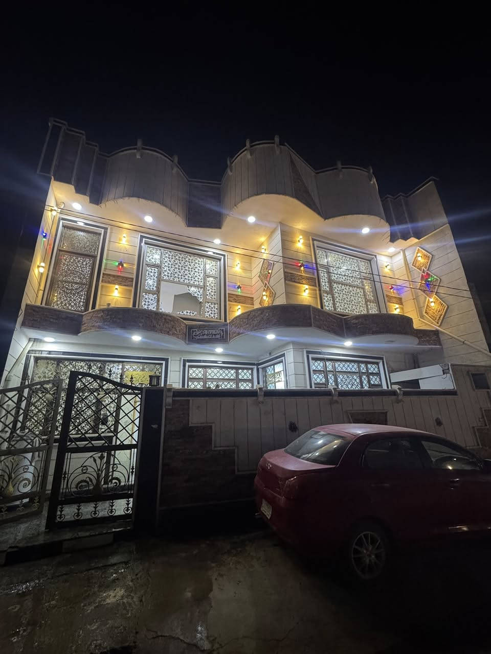 السلام عليكم
دار للبيع المسافة 100 متر مربع 

التفاصيل / كما في الصور والفيديو 

الطابق الارضي ( غرفة نوم + صالة + استقبال + مطبخ + وصحيات خارجية وداخلية ) 

الطابق الاول ( غرفة عدد 2 + صالة كبيرة + مجمع صحيات ) 

الطابق الاول ناقص فقط ارضية 

السطح شتايكر كامل 

العنوان / بابل المسيب (نهاية شارع ميثم التمار او شارع اسواق ام القرى ) 

الشارع تبليط جديد بالكامل مكتمل من ناحية الخدمات ماء وكهرباء 

البيت طابو زراعي سند 25 

السعر 95 مليون 

للاستفسار اكثر الاتصال على الرقم / ***********

او المراسلة على الواتساب او الفيس بوك
