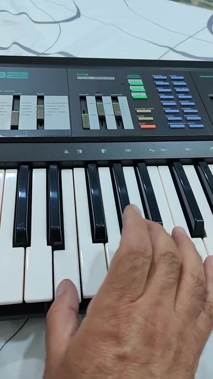 أورك كيبورد ياماها الاصلي الياباني
YAMAHA  PSR-32

 صناعة في اليابان

انتاج بداية التسعينات

منفذ مخرج اواكس يربط بالتلفون

٦١  مفتاح

ثقيل الوزن

١٠٠ الة موسيقية

٦٤  ايقاع

امكانيات عديدة

نظافة ٩٠ ٪

يعمل بالمحولة و بالبطاريات

السعر  225  الف


**إذا كنت صاحب هذا الإعلان وتريد حذفه لأي سبب، رجاءا أرسل رسالة إلى الدعم الفني**