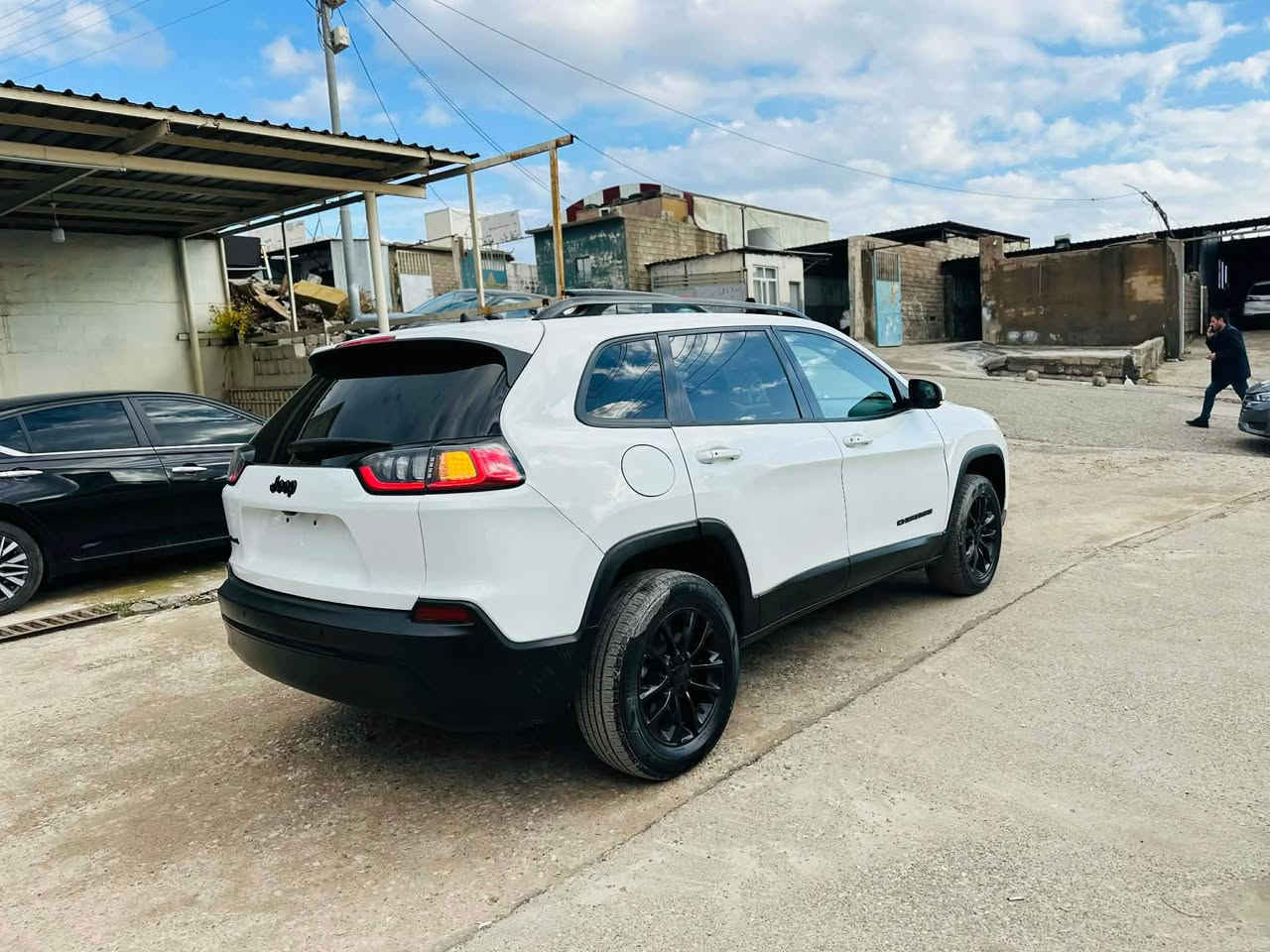 جيب شيروكي 2023 بيع عام صبغ مواصفات فول فول بس 
بدون فتحه و بدون دواخل سعر 111
*********** اكر, نينوى
