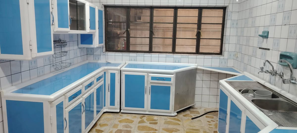 السلام عليكم كاونتر جديد نظافه 90٪ بحقيقه احلئ من الصور مستعمل شي قليل المساحه 3×4 السعر 325 بيه مجال شي قليل لتواصل الاتصال عل الرقم ***********
